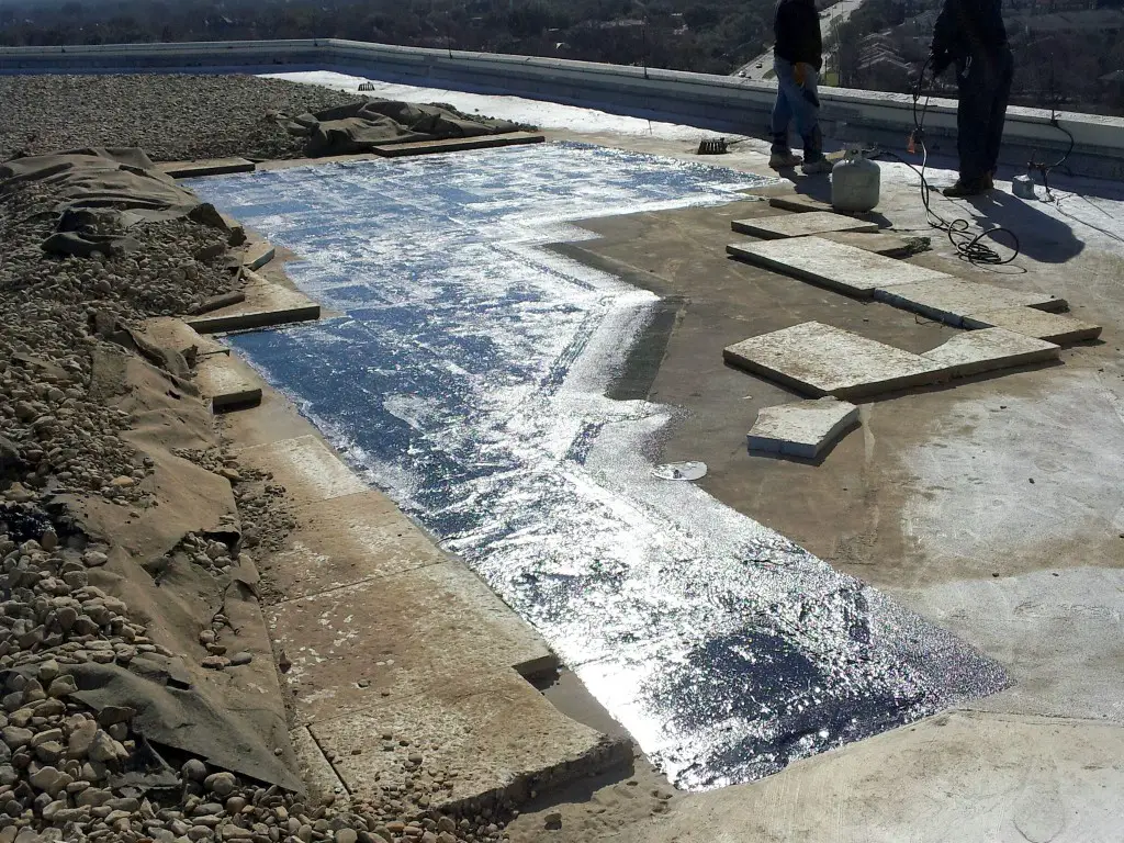 Filter fabric separates ballast stone from the insulation in a protected membrane roof system.